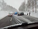 Dopravn nehoda policejnho vozu s osobnm automobilem na silnici mezi...