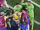 Brazilský trenér Tite pi slav gólu Richarlisona, kdy si spolen zatancovali....