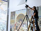 Snímek zachycuje proces snímání díla malíe Alfonse Muchy Slovanská epopej, aby...