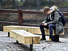 Na trmov dubov lavice si nkte lid stuj. Jsou pr neustle vlhk a...