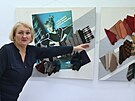 Kur�torka v�stavy Lubica Mezerov� ukazuje textiln� expon�ty, kter� se poda�ilo...