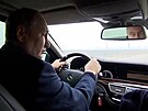 Putin zkontroloval krymský most, projel ho v aut