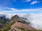 Pohled z tetího nejvyího vrcholu Madeiry. Pico do Arieiro sahá do nadmoské...
