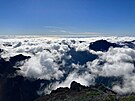 Pohled z nejvyího madeirského vrcholku. Pico Ruivo leí v 1 862 metrech nad...