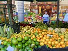 Hlavní trh ve Funchalu. Poídíte tu dobe, ale u nkterých obchodník s ovocem...