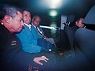 Sesazený peruánský prezident Pedro Castillo v aut vedle bývalého premiéra...