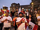 Desítky lidí v Lim mávaly peruánskými vlajkami a oslavovaly prezidentv pád....