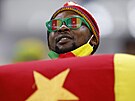 Píznivec Kamerunu ped zápasem s Brazílií na mistrovství svta 2022.