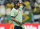 Brazilec Neymar bude zápas své zem s Kamerunem sledovat pouze z laviky.