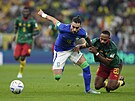 Brazilec Alex Telles v souboji s Bryanem Mbeumoem z Kamerunu v utkání na...