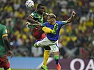Akrobatický souboj Kamerunce Tola Nouhoua s Antonym z Brazílie v utkání skupiny...