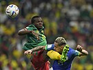 Akrobatický souboj Kamerunce Tola Nouhoua s Antonym z Brazílie v utkání skupiny...