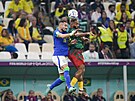 Brazilec Alex Telles ve vzduném souboji s Bryanem Mbeumoem z Kamerunu v utkání...
