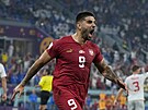 Srbský útoník Aleksandar Mitrovic slaví gól do sít výcarska v utkání skupiny...