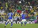 Kamerunský Andre-Frank Zambo Anguissa v letu v utkání s Brazílií na mistrovství...