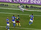 Brazilský gólman Ederson vyráí stelu kamerunského fotbalisty v utkání na...