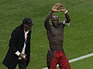 Kamerunský Vincent Aboubakar slaví gól do sít Brazílie na mistrovství svta...