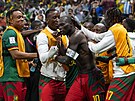 Fotbalisté Kamerunu mají radost z gólu do sít Brazílie na mistrovství svta...