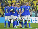 Braziltí fotbalisté slaví postup do osmifinále mistrovství svta 2022.