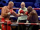 Tyson Fury (vlevo) a Derek Chisora v duelu o tittul na stadionu White Hart Lane...