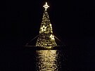 Vánoní strom plovoucí na pontonu na pehrad eské údolí v Plzni rozsvítil u...