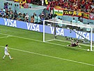 panlský fotbalista Pablo Sarabia (vlevo) pálí pi penaltovém rozstelu do...