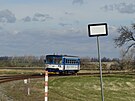 Motorový vz 810 opoutí stanici Bernartice u Javorníka a pokrauje do...