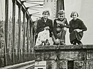 Rodinná fotografie na otmuchówském pedpolí mostu pes Kladskou Nisu, 1955,...