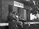 Zastávka Trzeboszowice Nyskie (Schwammelwitz) na vzácném snímku z roku 1957,...