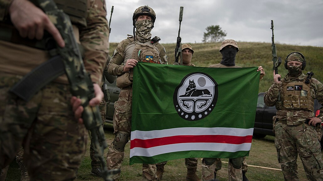 Bojovníci čečenského dobrovolnického praporu Džochara Dudajeva na cvičení v...