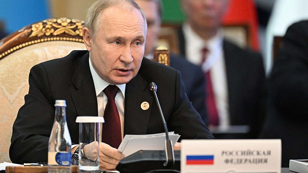 Ruský prezident Vladimir Putin na konferenci v Biškeku (9. prosince 2022)