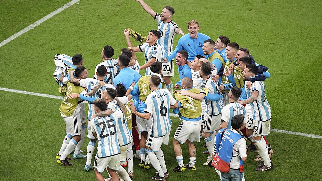 Argentinci slaví postup mezi nejlepší čtyři týmy mistrovství světa.