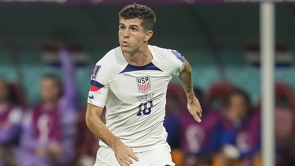 Ameri�an Christian Pulisic se rozhlí�í s mí�em v utkání proti Spojeným stát�m.