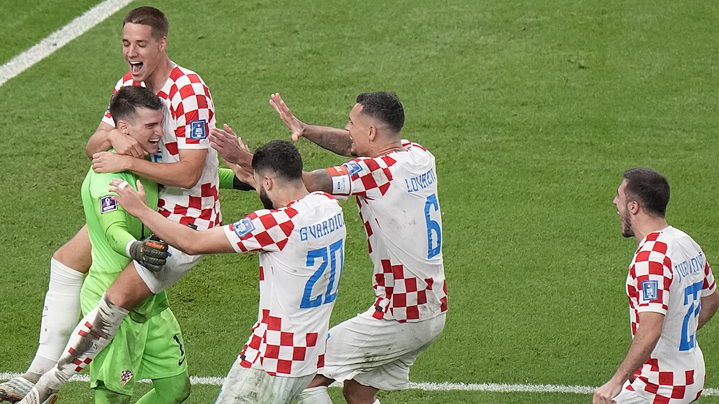 Chorvatští fotbalisté oslavují hrdinu Dominika Livakoviče, který chytil v...