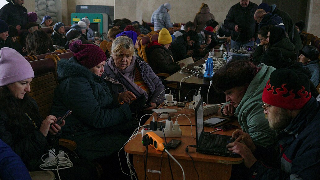 Lidé nabíjejí svá elektronická zaízení na elezniní stanici po ruském...