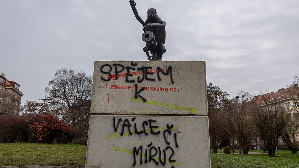 Neznámý vandal posprejoval podstavec pod fotkou hajlujícího Putina-sketa na...