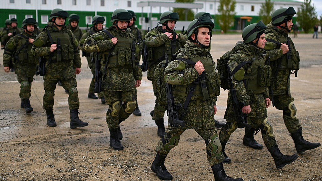 Ruští rezervisté před odjezdem na frontu (31. října 2022)