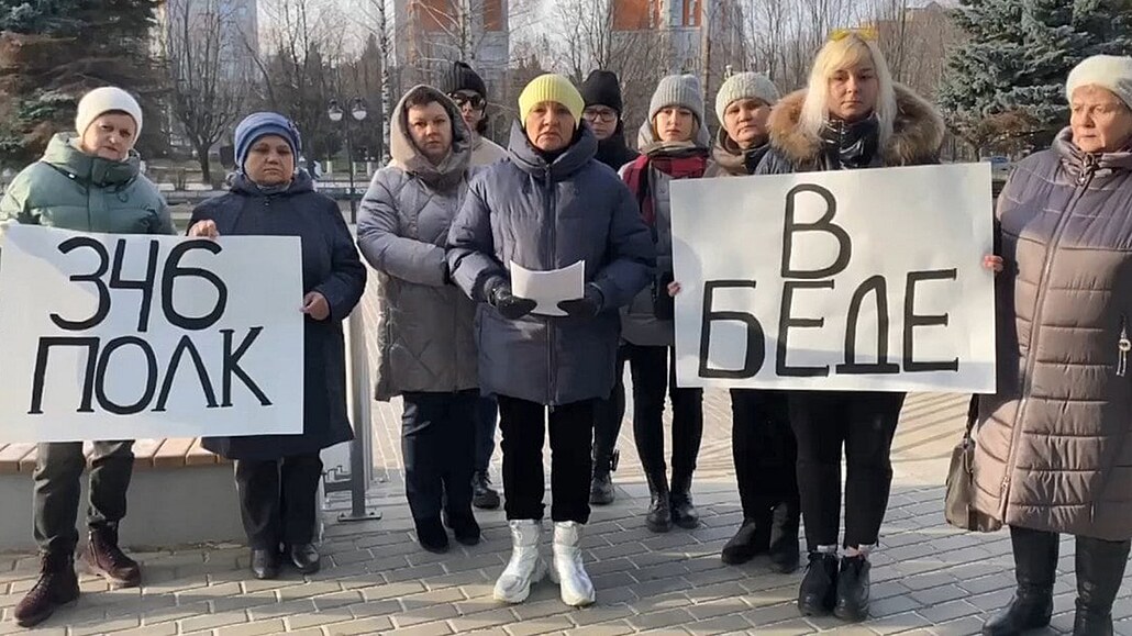 Píslunice 346. motosteleckého pluku ruských invazních sil vyzývají k...