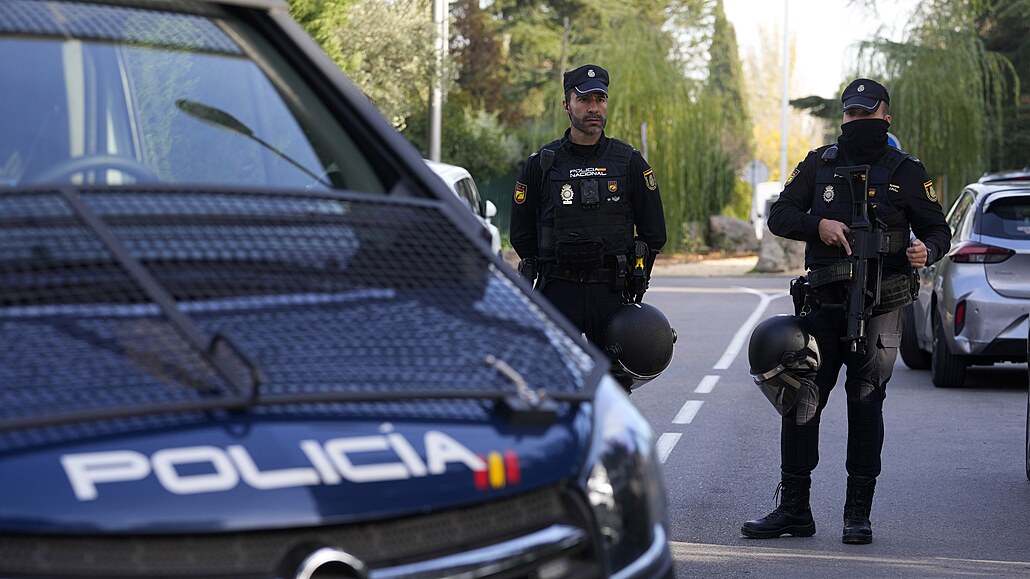 Španělská pošta zachytila podezřelé obálky pro ukrajinskou ambasádu v Madridu....