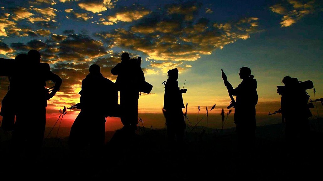 Kurdtí bojovníci PKK na propagandistické fotografii v iráckém Kurdistánu (24....