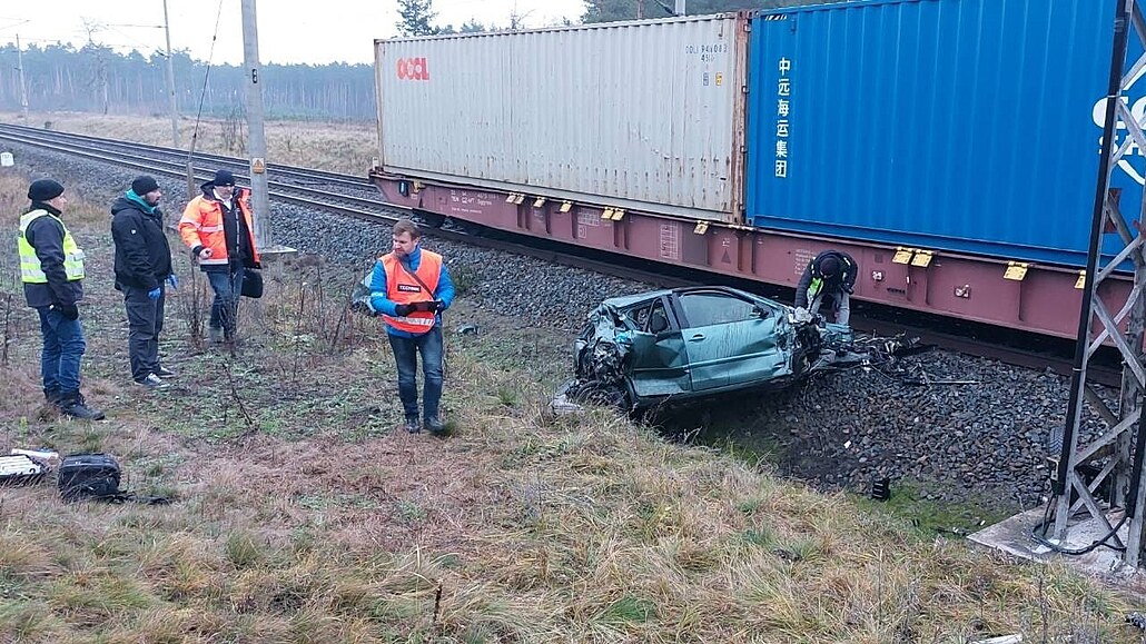 Vlak Os 4603 v úseku Bzenec pívoz - Moravský Písek vykolejil po sráce s autem...