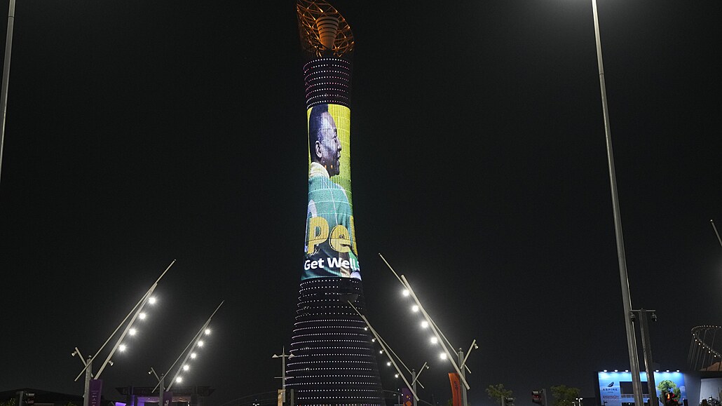 Pelé na obrazovce na Torch tower poblíž Chalífova mezinárodního stadionu v...
