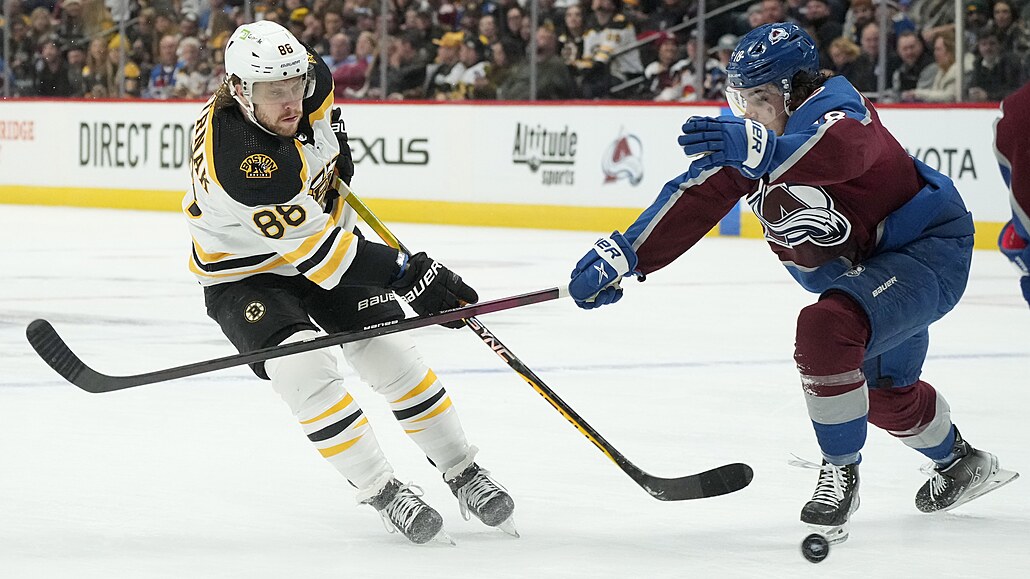 David Pastr�ák (vlevo) z Boston Bruins st�ílí na bránu Colorado Avalanche,...