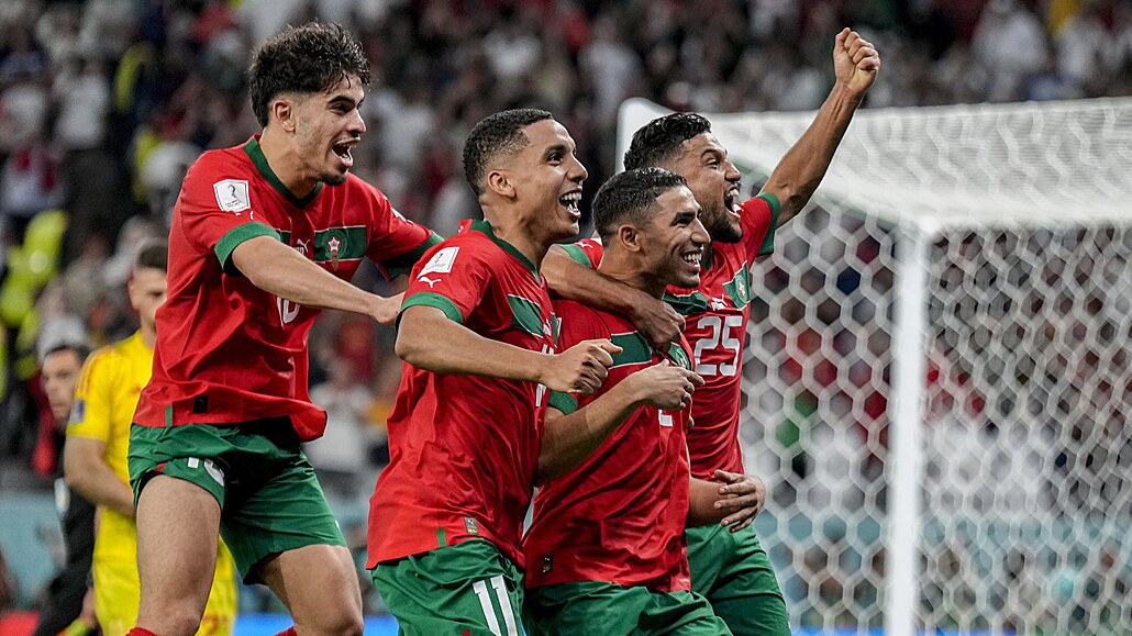 DOKÁZALI TO. Maročtí fotbalisté oslavují postup do čtvrtfinále mistrovství...
