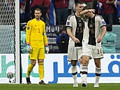 Zklamaní němečtí fotbalisté po druhé brance Kostariky.