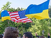 Lidé drží ukrajinskou a americkou vlajku na shromáždění na podporu Ukrajiny v...