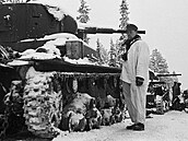 Finští vojáci po bitvě o Suomussalmi obhlíží sovětskou techniku na Raatské...