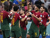 Portugalští fotbalisté gratulují Goncalu Ramosovi (druhý zprava) k hattricku v...