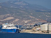 Ruský tanker s LNG kotví u řeckých břehů nedaleko Atén. (4. října 2022)
