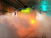 Záchranáři, hasiči a policisté cvičili zásah při požáru tramvaje v tunelu v...